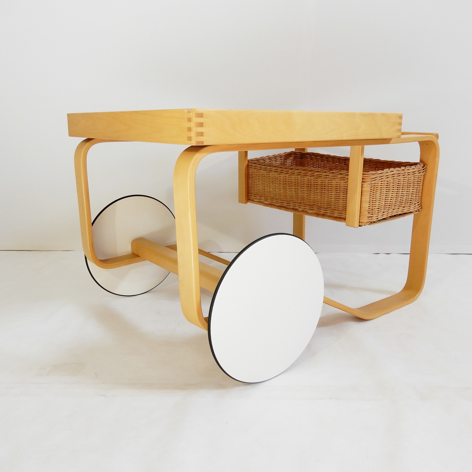 artek-tarjoiluvaunu-900